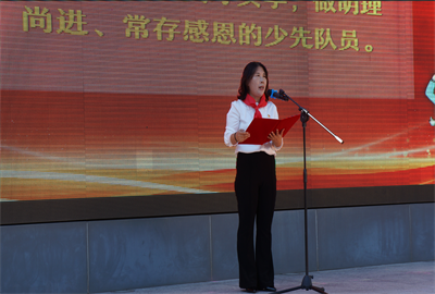 学生成长服务中心副校长张红云为新队员致辞.png