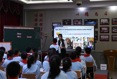 王红老师与六年级学生做课堂展示.jpg