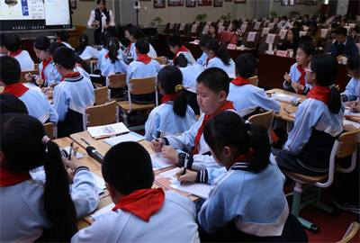 学生使用数智笔开展探究学习1.jpg