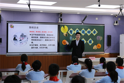 1黄老师讲课照片.jpg