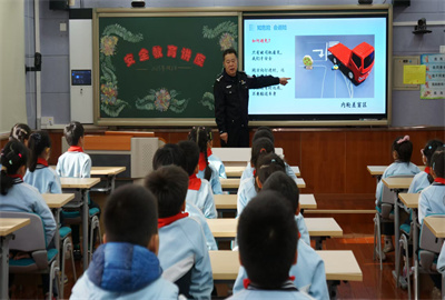 3警官讲课.jpg