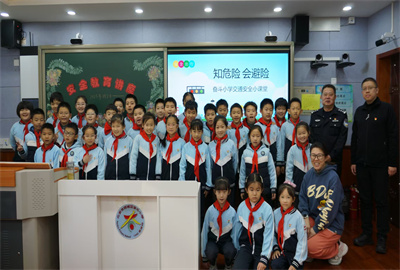 5警官与学生合影.jpg