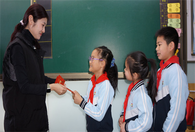 北址学生拿红包 (3).jpg