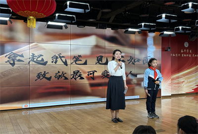 学生读信.jpg