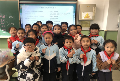班级学生合影4.png