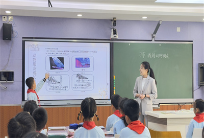 毛佳艺老师讲课.jpg
