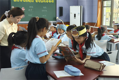 冯老师上课2.jpg