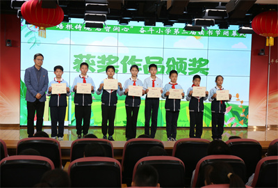西城区少年宫“古人智慧 经典阅读”《古文观止》赏读活动获奖（从右至左）：三（12）班 杜欣耘、四（15）班 徐熙焜、四（20）班 霍明泽、六（2）班吴雨桐、六（3）班 莫雅恬、六（9）班 刘怿泽、六（9）班 张恩硕、六（14）班 于子博.jpg