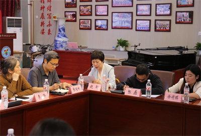 1.奋斗小学家校工作负责人赵昕老师主持会议.jpg