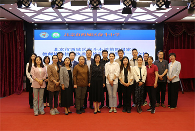 10.参会人员合影.jpg