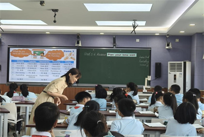 蔡荣利老师和三13班同学的英语复习课课堂.jpg