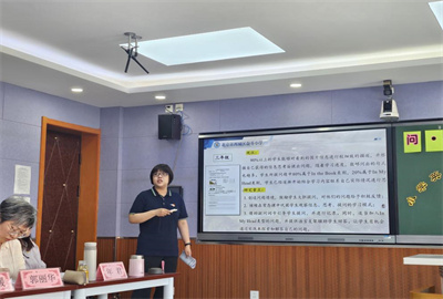 教研组长吴兢兢做QAR课题年级实施情况汇报.jpg