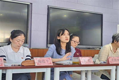 教学干部同英语学科教师开展讨论（1）.jpg