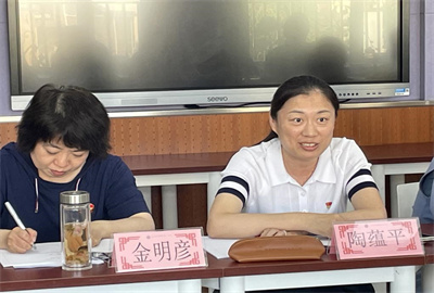 教学干部同英语学科教师开展讨论（2）.jpg