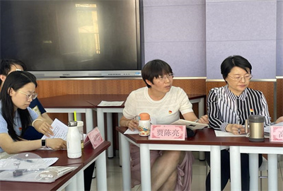 教学干部同英语学科教师开展讨论（3）.jpg