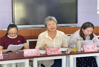 教学干部同英语学科教师开展讨论（4）.jpg