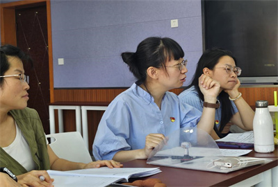 教学干部同英语学科教师开展讨论（5）.jpg