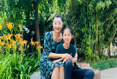 吕筱军 与学生合照.jpg