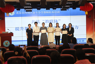8.颁奖合影.jpg