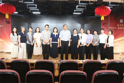 教学干部与专家合影.jpg
