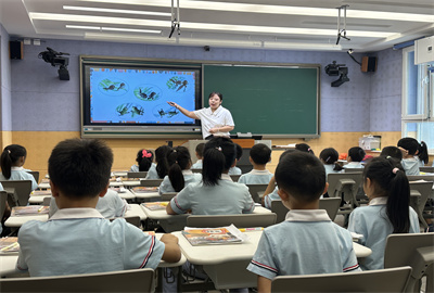 李欣媛老师讲课.jpg