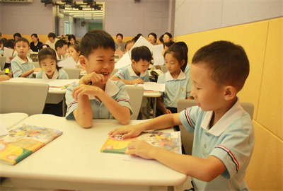 学生上课.jpg